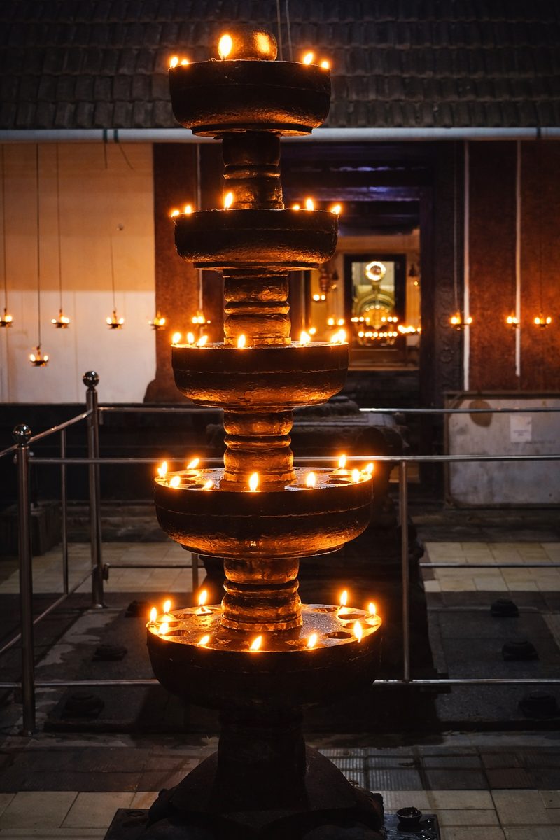 ക്ഷേത്ര ദീപം – ആഭ്യന്തര ദൃശ്യം