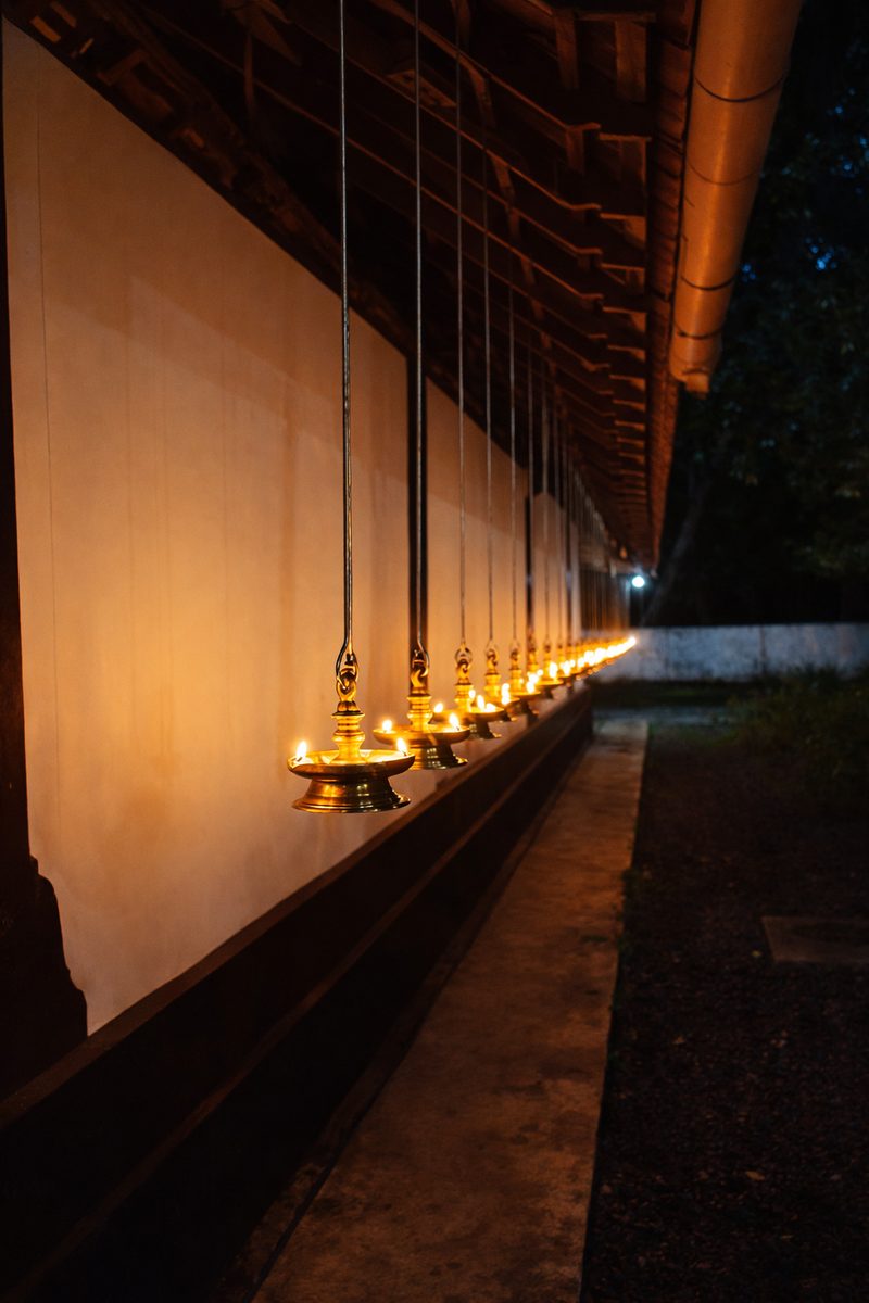 തൂക്ക് ദീപം – ക്ഷേത്ര ഇടനാഴി